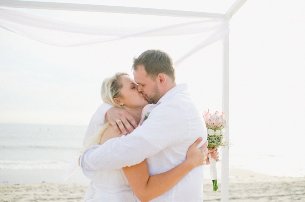 Photo Umarmung des Brautpaares nach der Zeremonie.